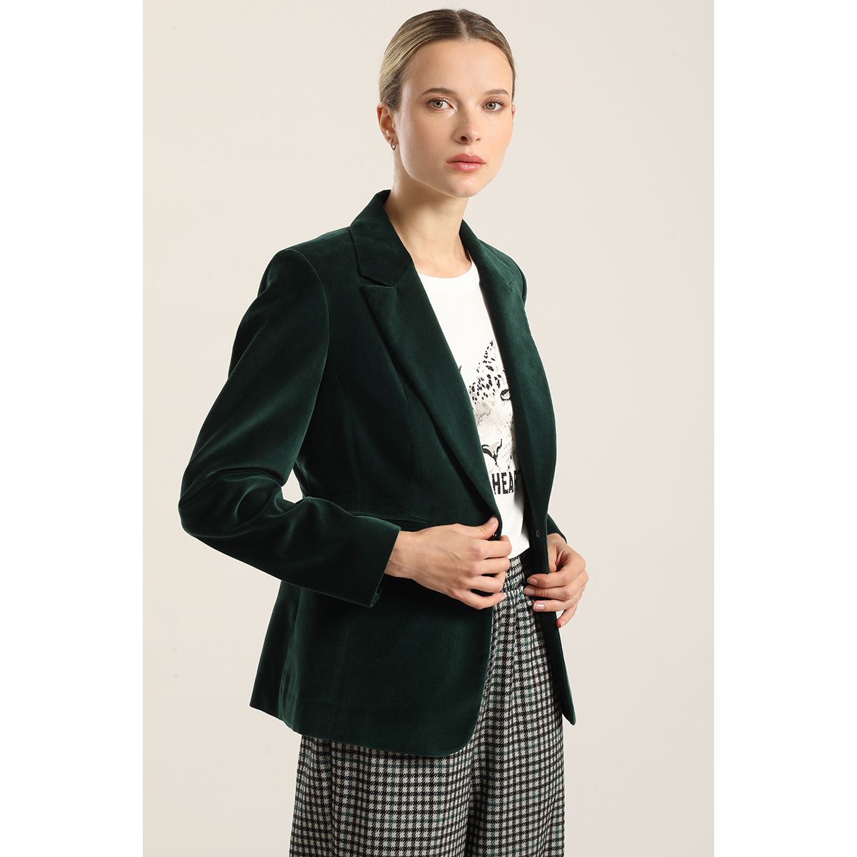 LIOLA - Blazer basico entallado, terciopelo verde Liola