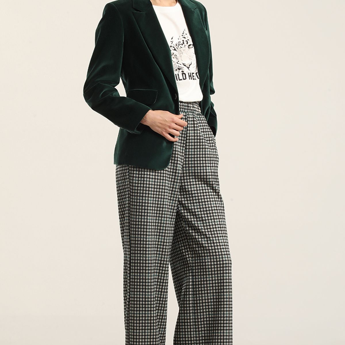 LIOLA - Blazer basico entallado, terciopelo verde Liola