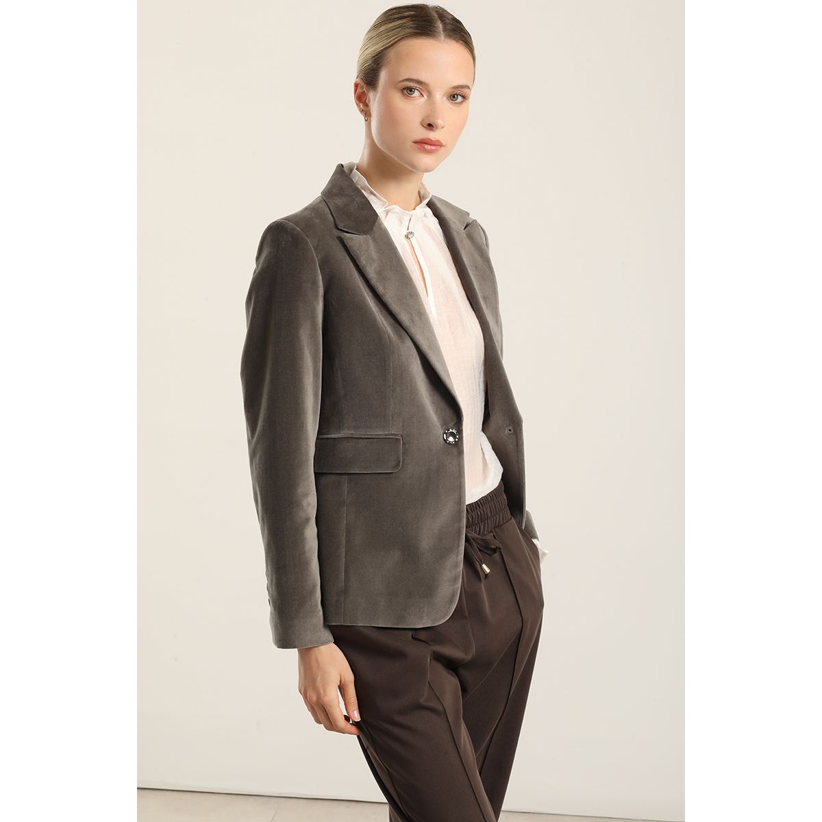 LIOLA - Blazer basico entallado, terciopelo gris Liola