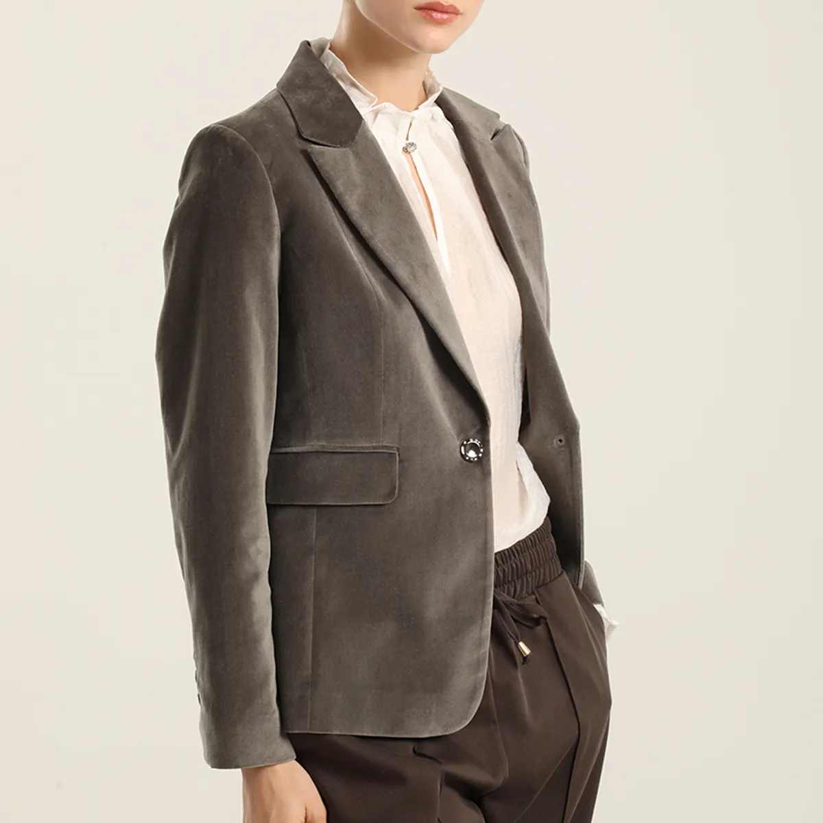 LIOLA - Blazer basico entallado, terciopelo gris Liola