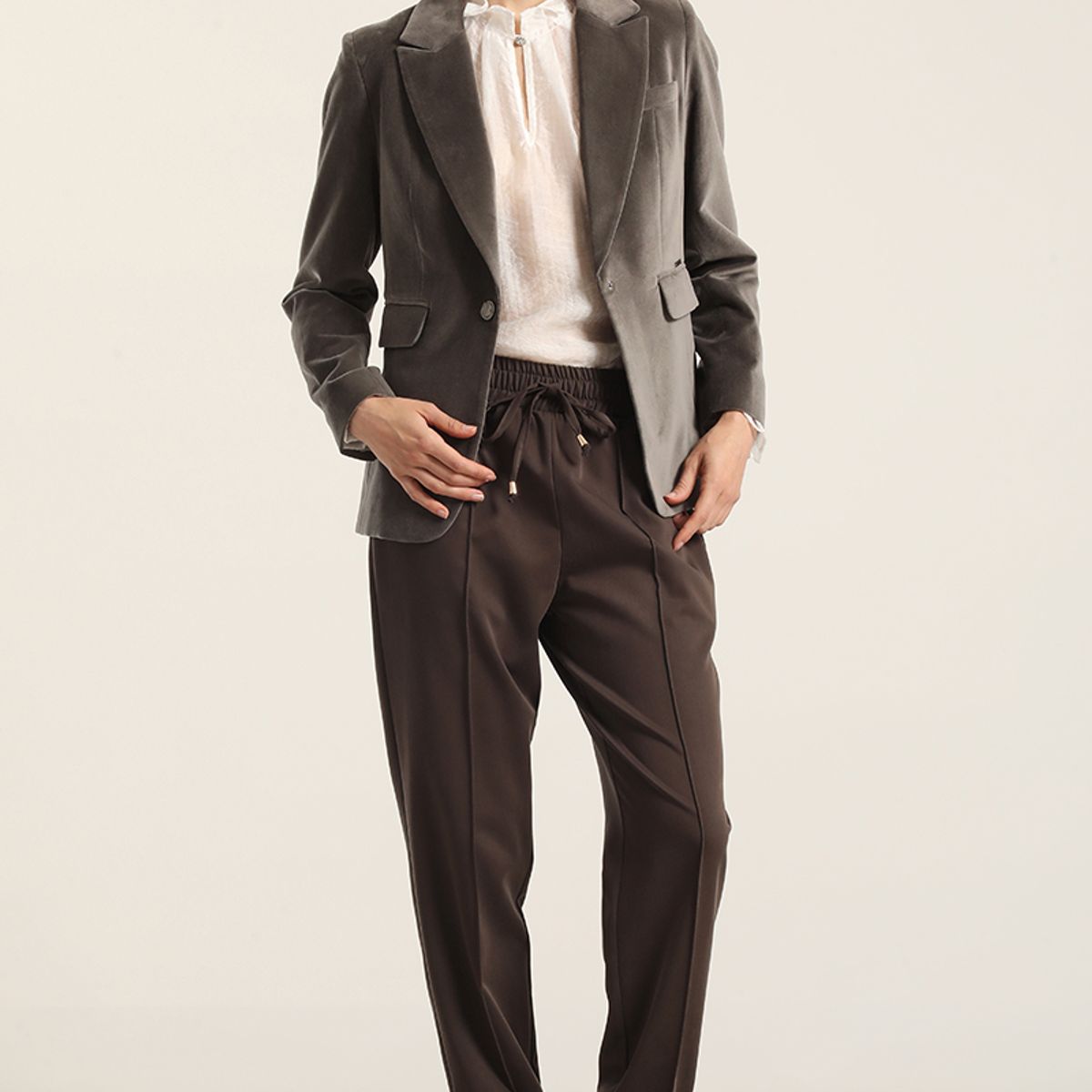 LIOLA - Blazer basico entallado, terciopelo gris Liola