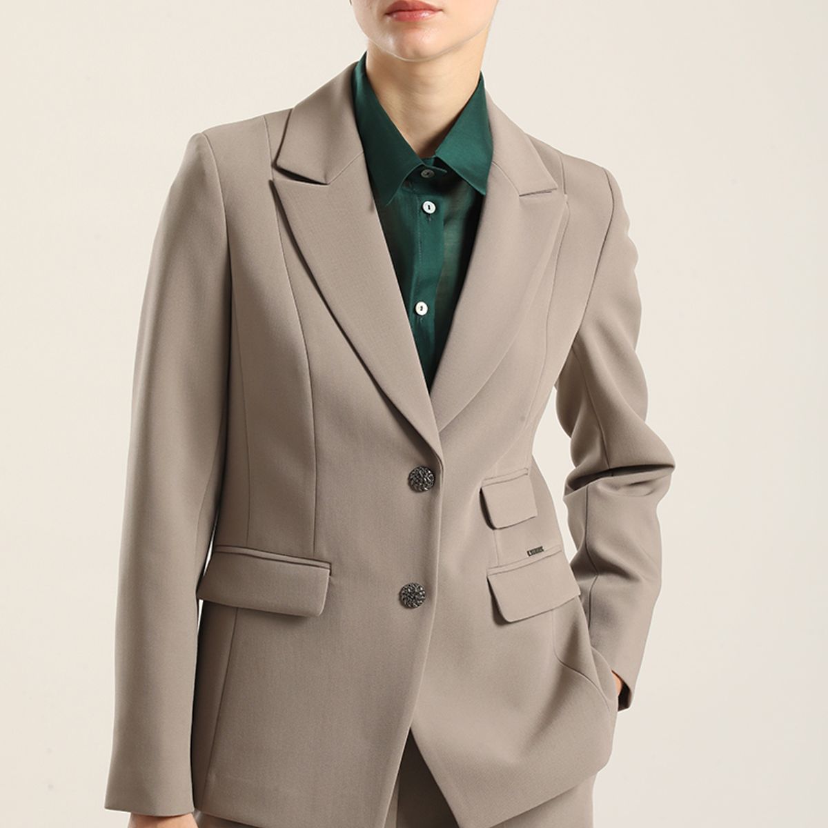 LIOLA - Blazer entallado, tapeta fantasia, topo Liola