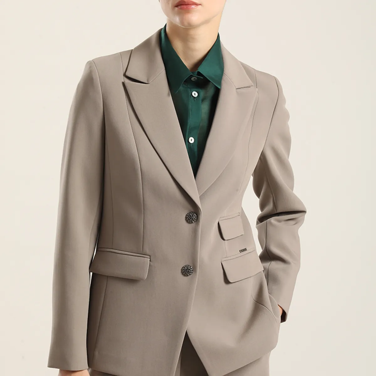 LIOLA - Blazer entallado, tapeta fantasia, topo Liola