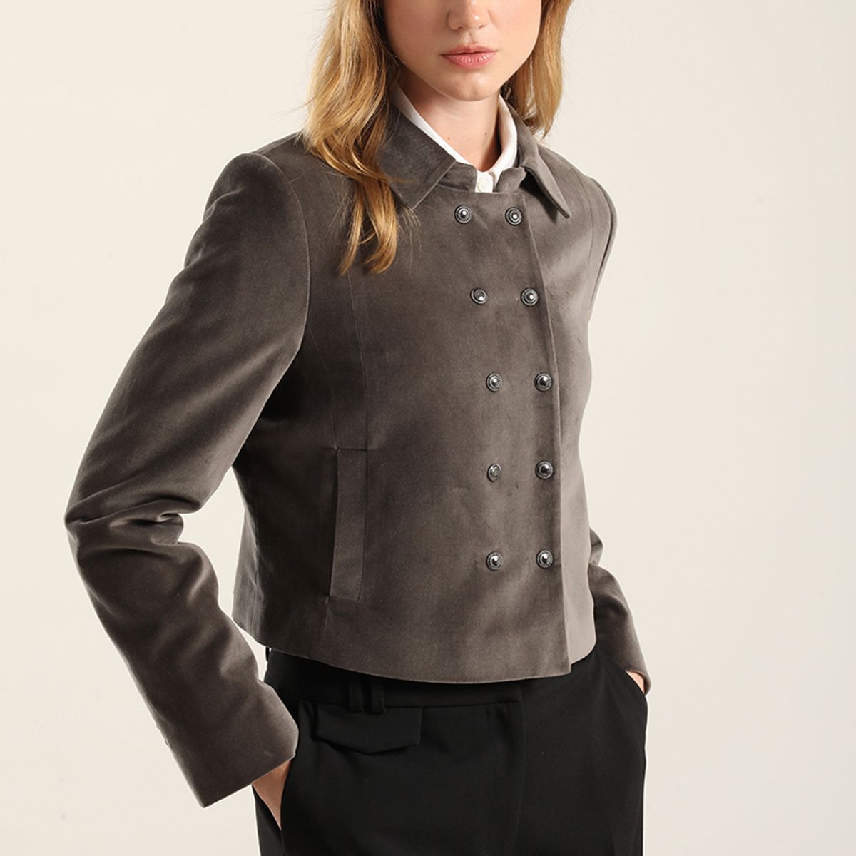 LIOLA - Chaqueta cropped cruzada, terciopelo gris Liola