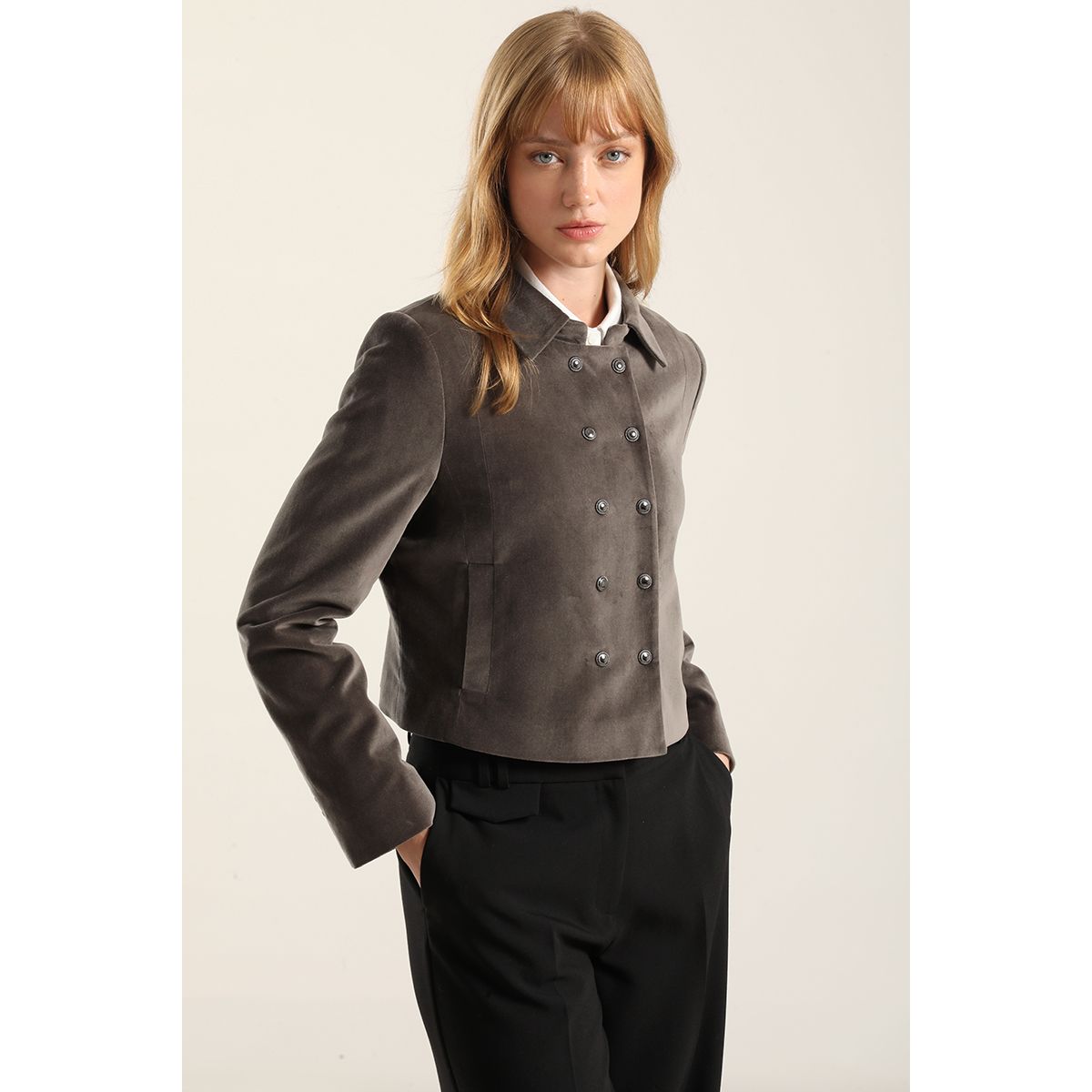 LIOLA - Chaqueta cropped cruzada, terciopelo gris Liola