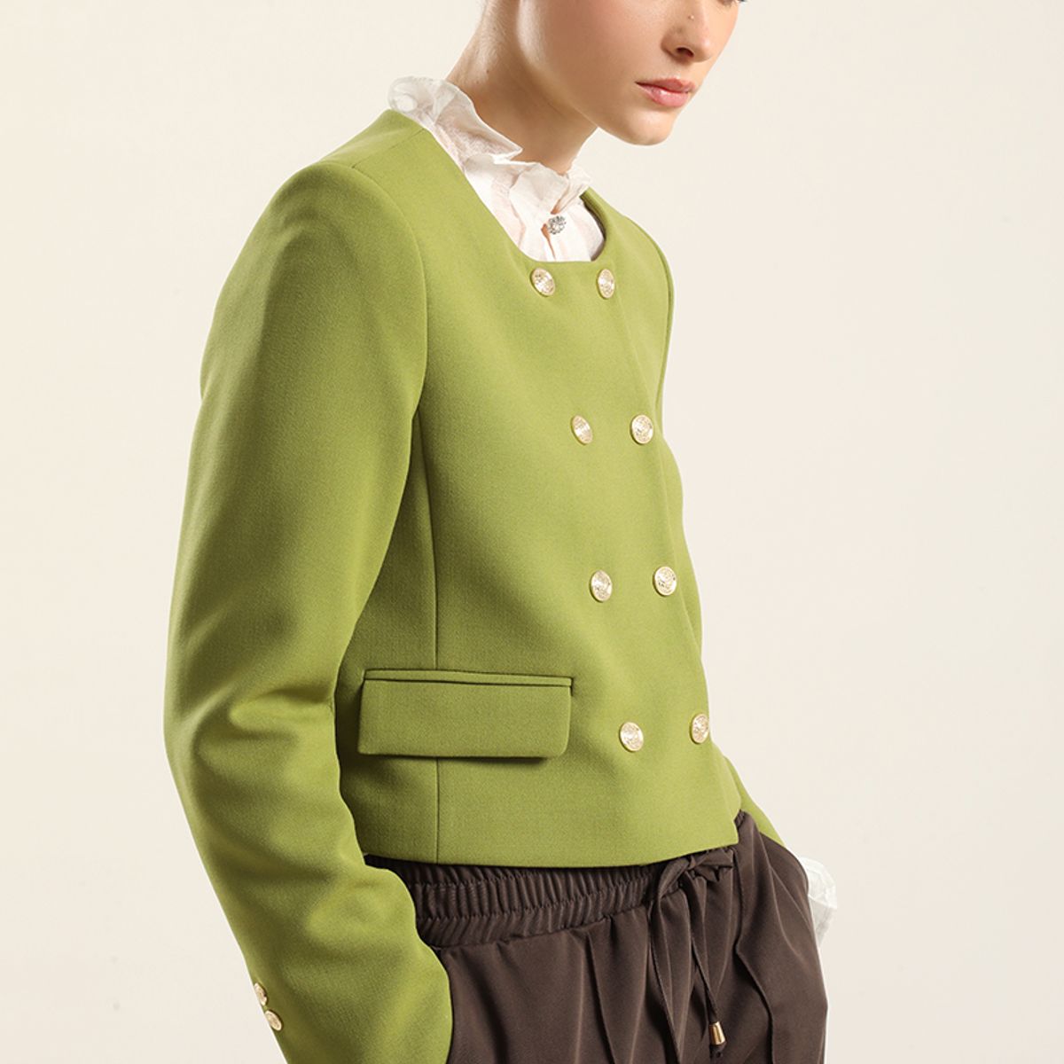 LIOLA - Chaqueta cropped, cruzada, pistacho Liola