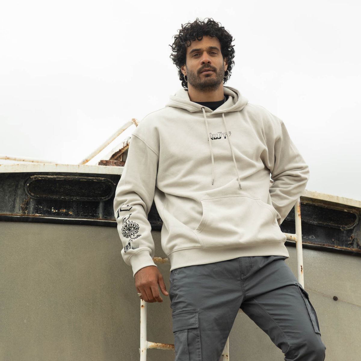 RUSTY - Poleron Canguro Abducted Hoodie Beige Hombre Rusty