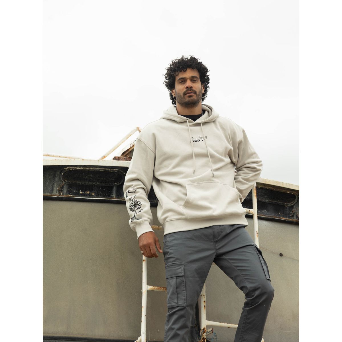 RUSTY - Poleron Canguro Abducted Hoodie Beige Hombre Rusty