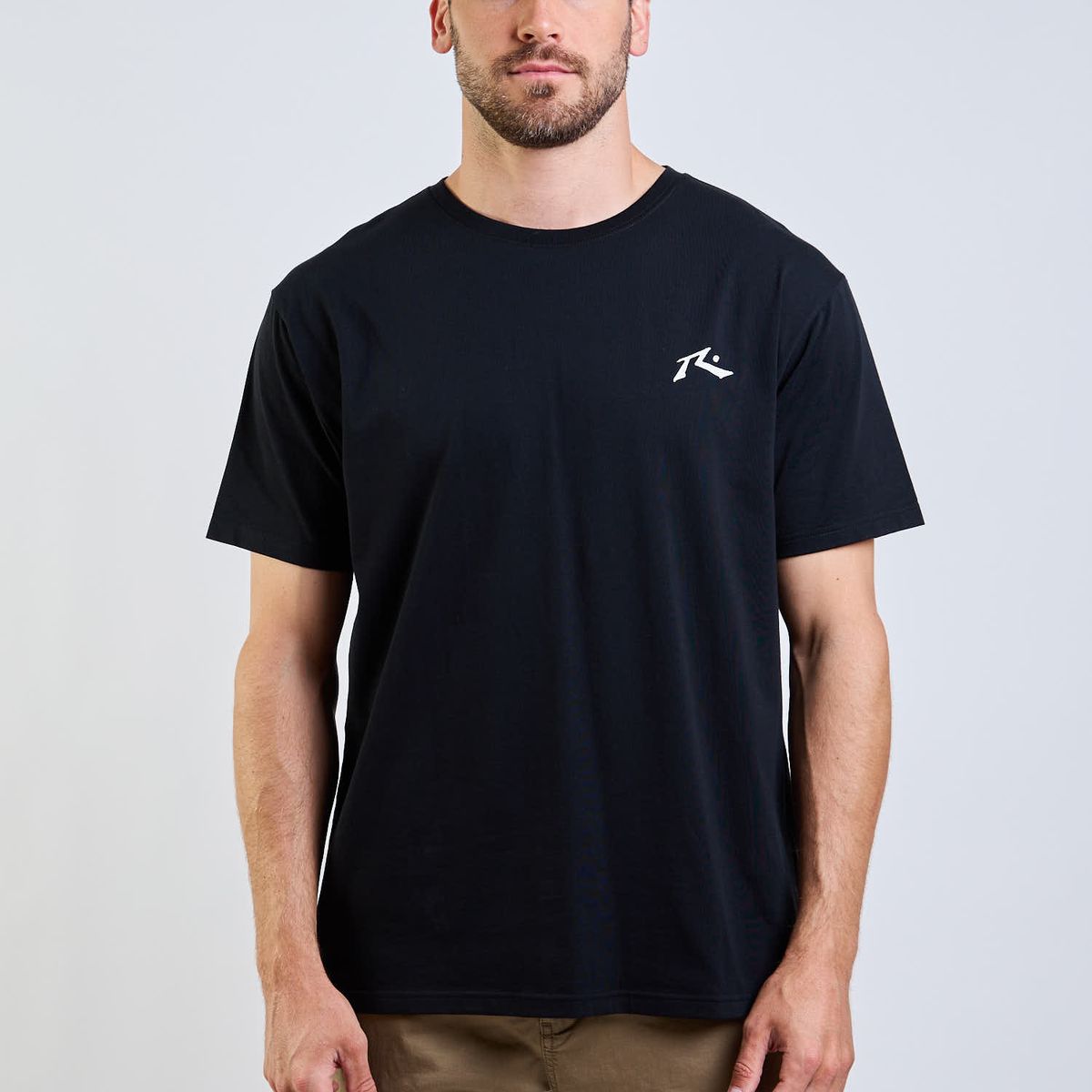 RUSTY - Polera MC Tiny R Logo Negro Hombre Rusty