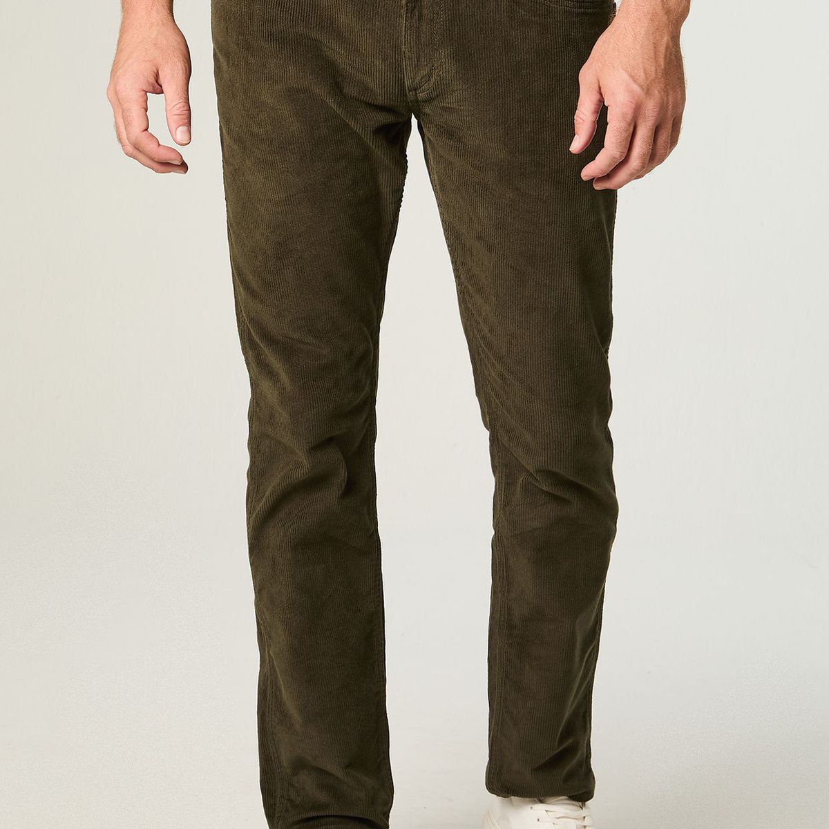 WRANGLER - Pantalon Hombre Greensboro Cotele Straight Tiro Medio Verde Militar