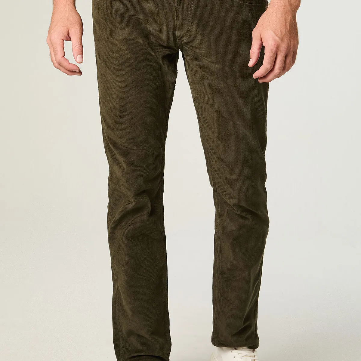 WRANGLER - Pantalon Hombre Greensboro Cotele Straight Tiro Medio Verde Militar