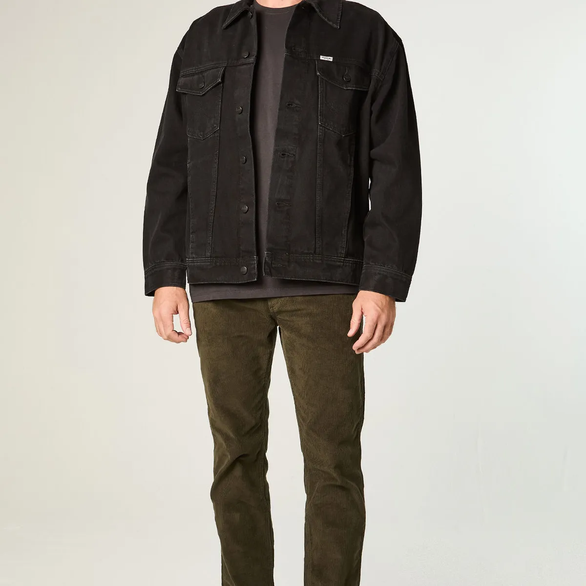 WRANGLER - Pantalon Hombre Greensboro Cotele Straight Tiro Medio Verde Militar
