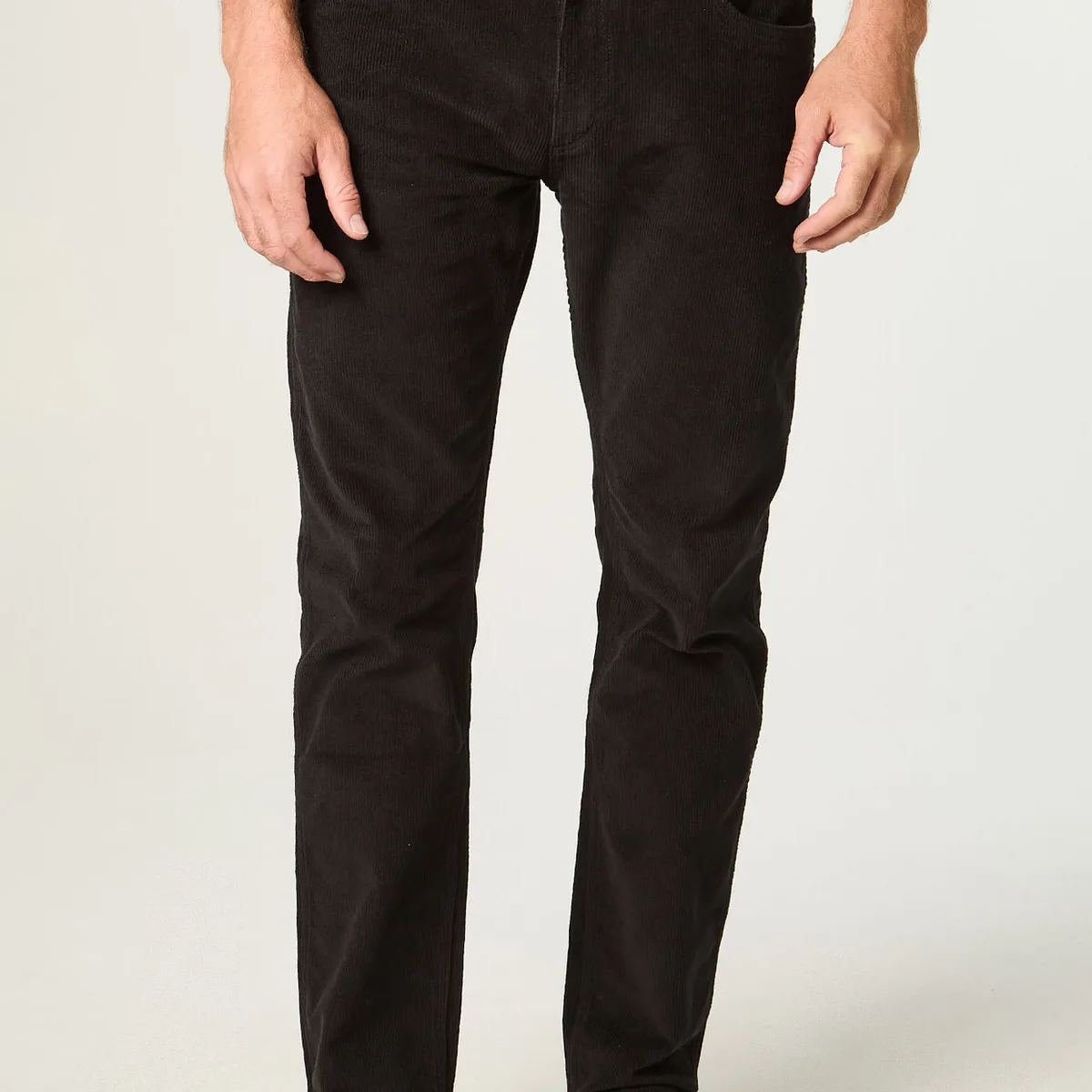 WRANGLER - Pantalon Hombre Greensboro Cotele Straight Tiro Medio Negro