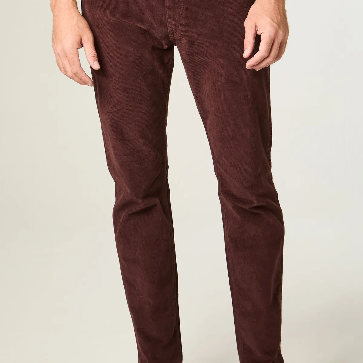 WRANGLER - Pantalon Hombre Greensboro Cotele Straight Tiro Medio Café