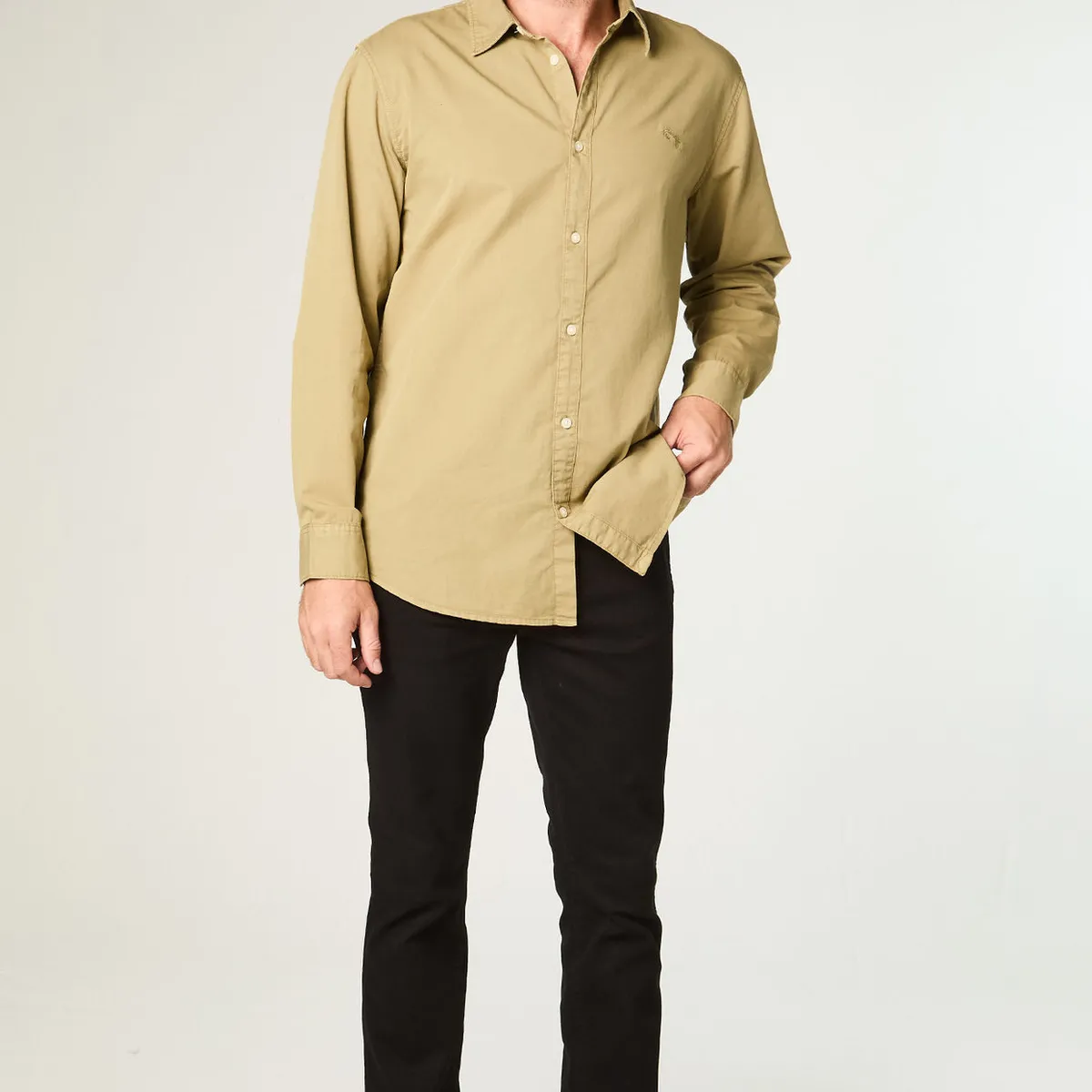 WRANGLER - Jeans Hombre Larston Slim Tiro Medio Negro