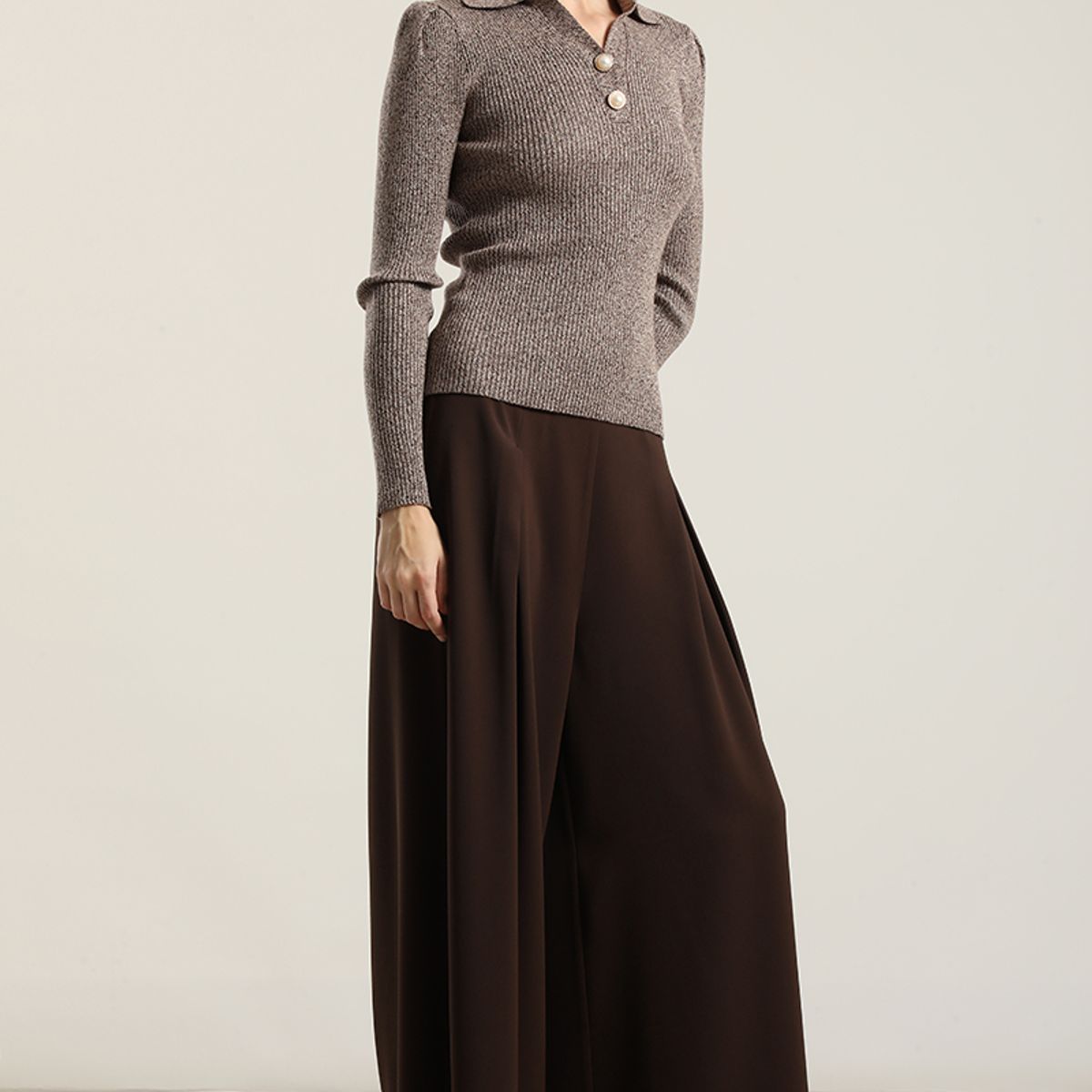 LIOLA - Jersey punto, boton perla, cafe Liola