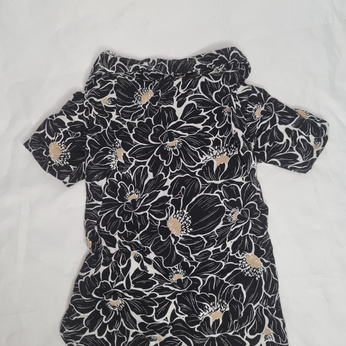 EL MUNDO DE EMMA - Guayabera mascota negra flores talla XL