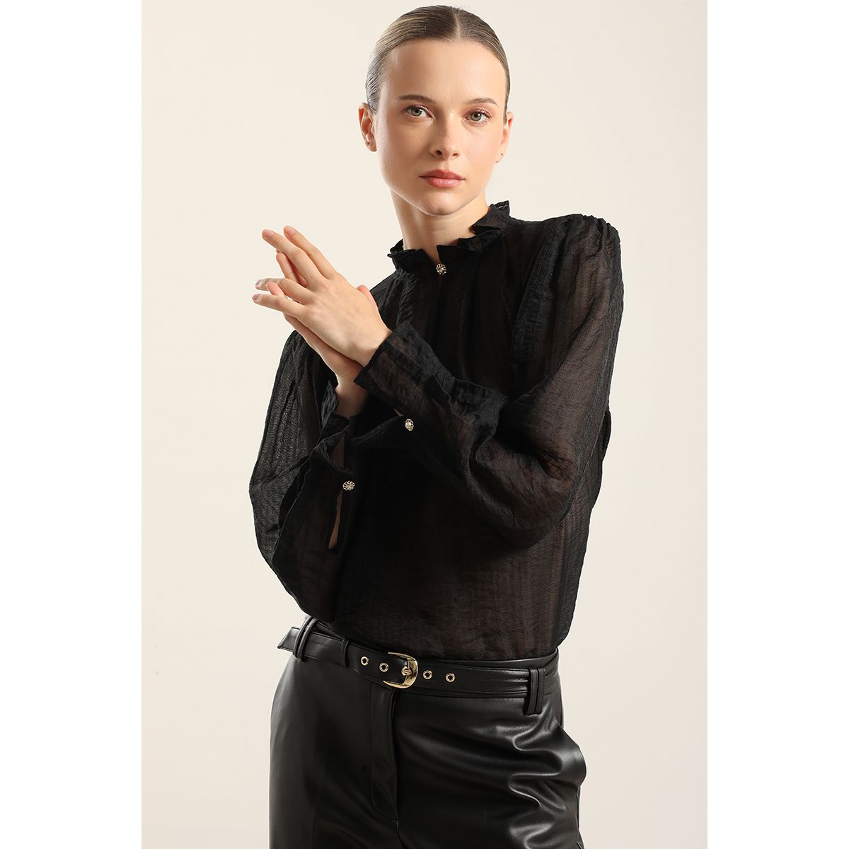 LIOLA - Blusa Semi Trasparente, Boton Joya, Negro Liola