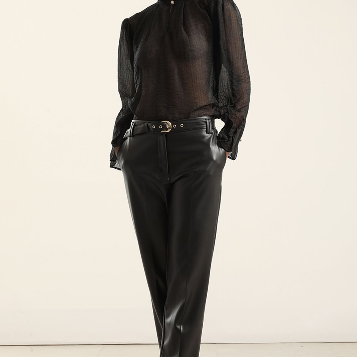 LIOLA - Blusa Semi Trasparente, Boton Joya, Negro Liola