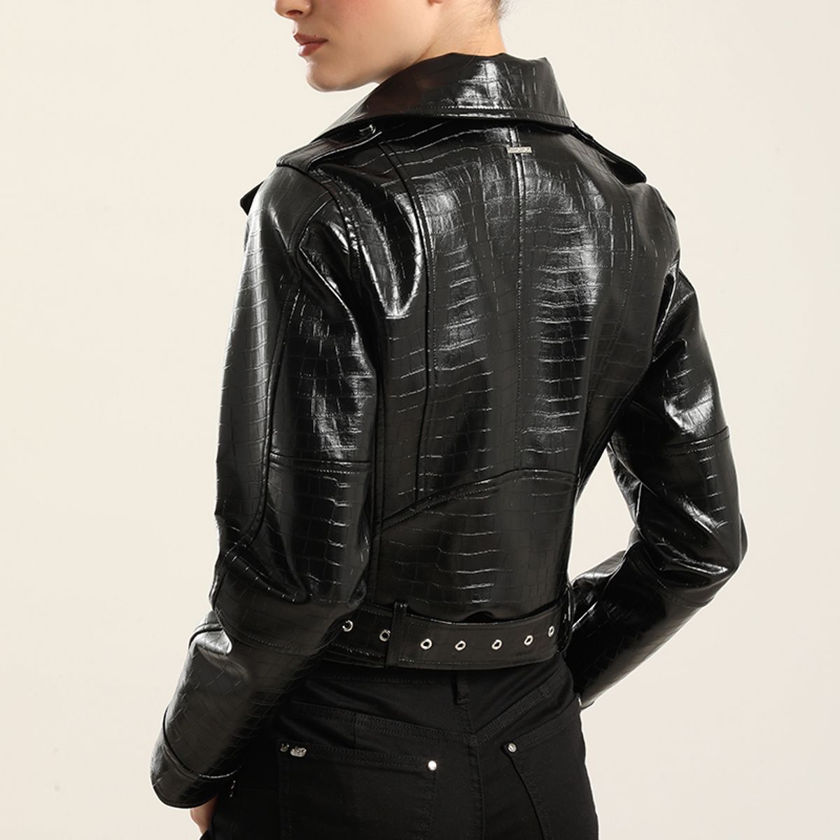 LIOLA - Chaqueta Biker, Charol Crocco, Negro Liola