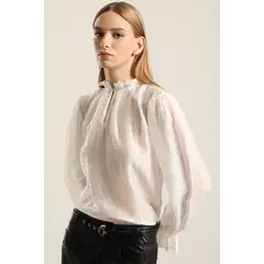 LIOLA - Blusa Semi Trasparente, Boton Joya, Crudo