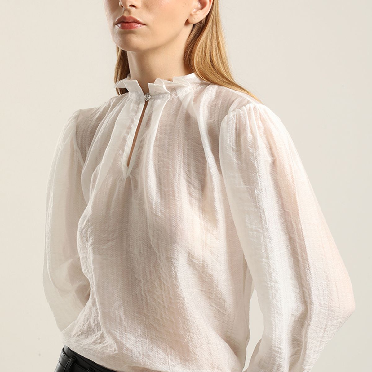 LIOLA - Blusa Semi Trasparente, Boton Joya, Crudo Liola