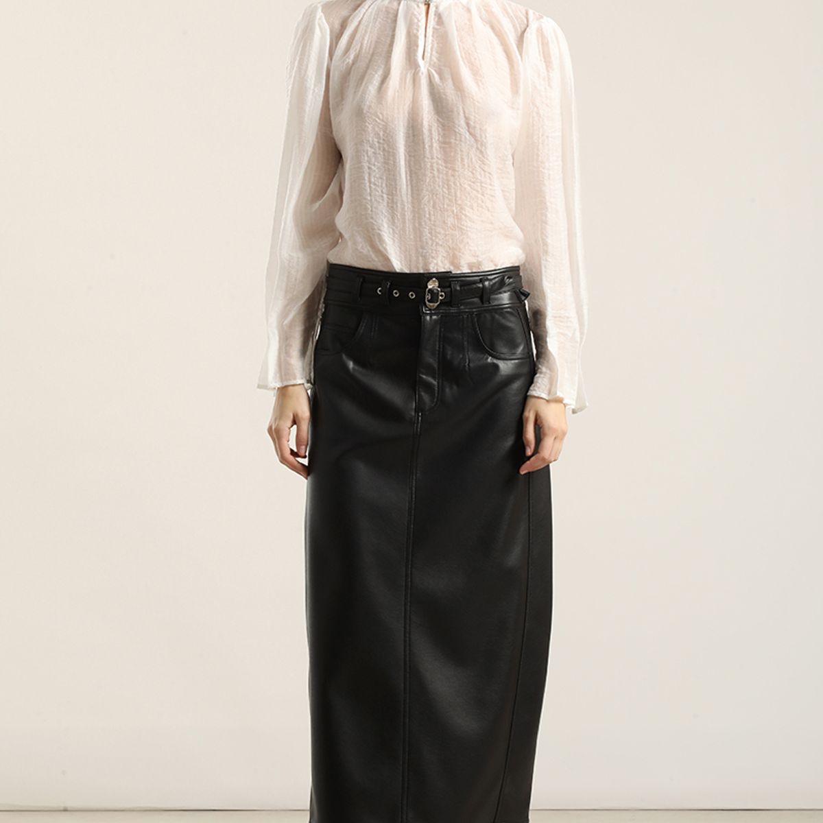 LIOLA - Blusa Semi Trasparente, Boton Joya, Crudo Liola