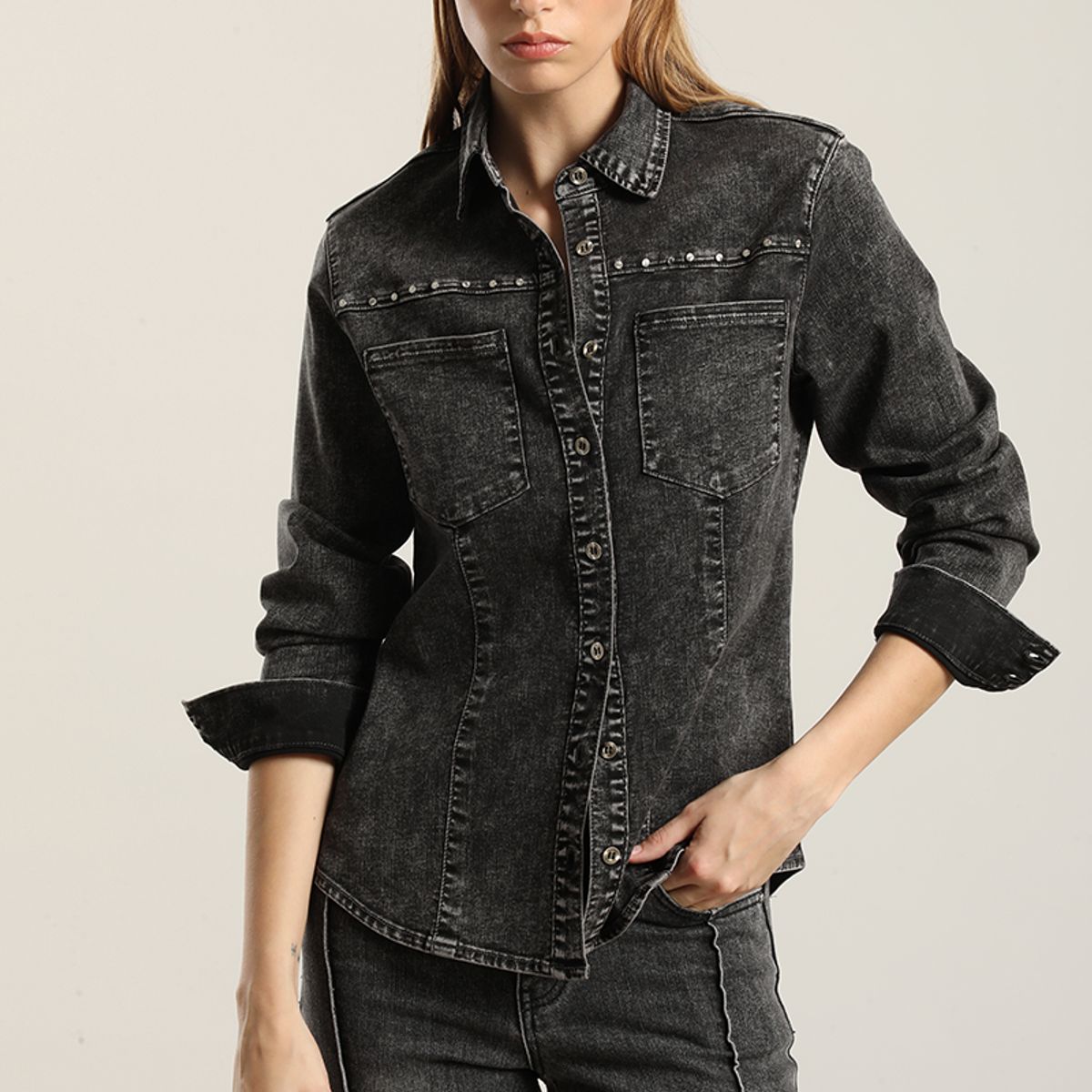 LIOLA - Camisa Denim Tachas, Gris Liola