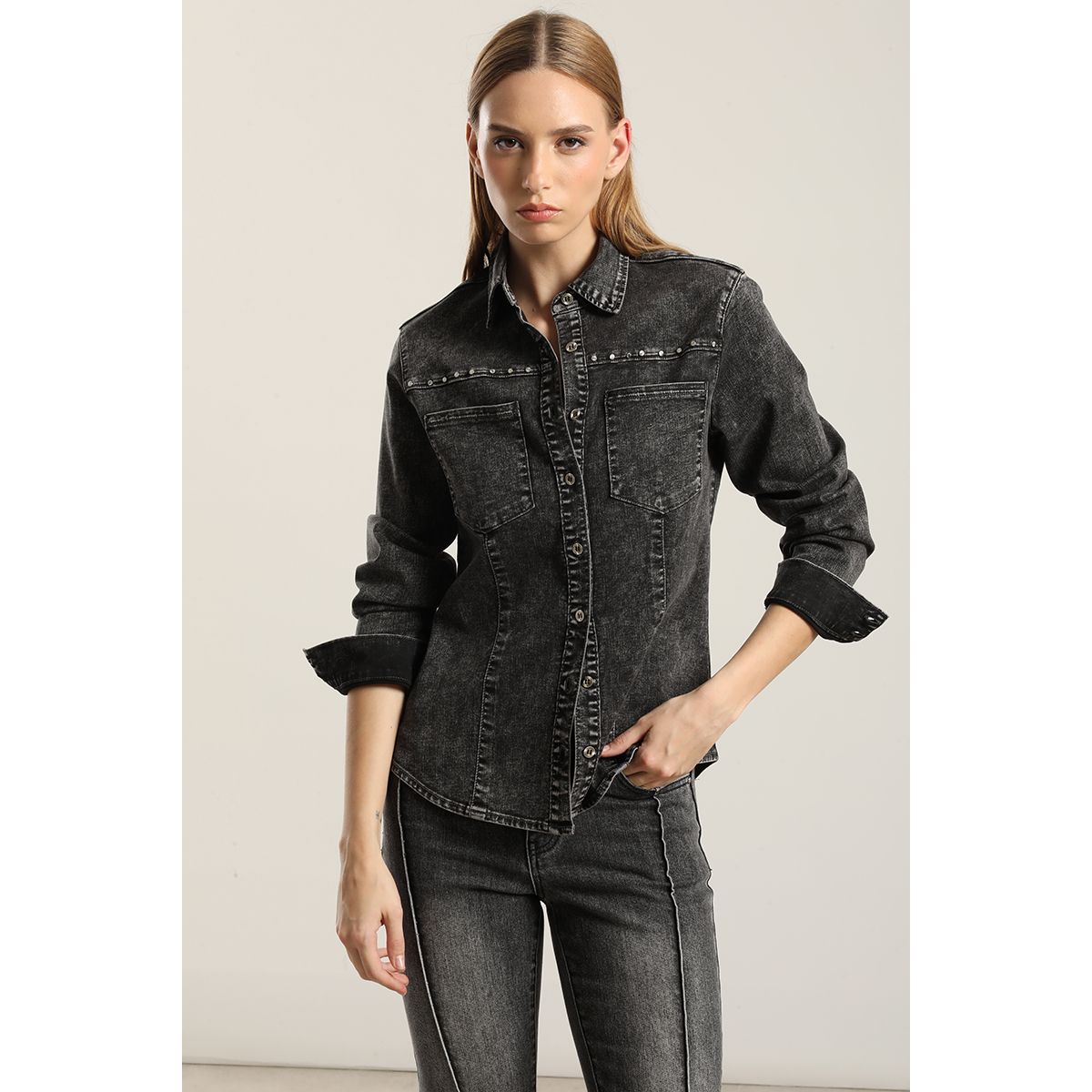 LIOLA - Camisa Denim Tachas, Gris Liola