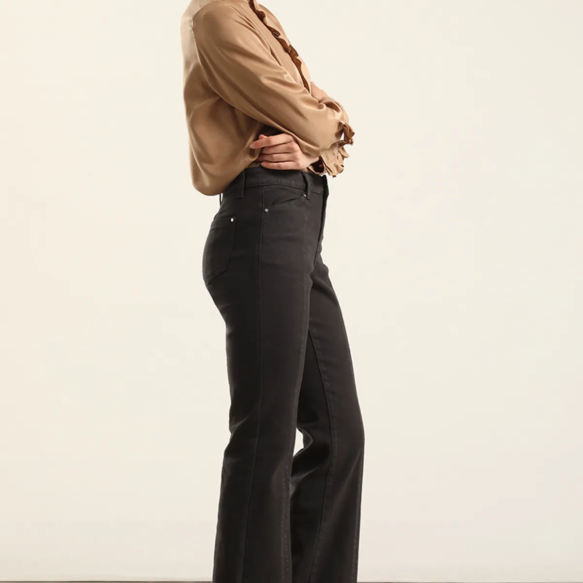LIOLA - Jeans Color Bootcut, Negro Liola