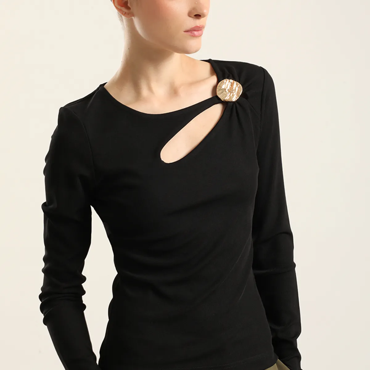 LIOLA - Top Herraje Metal, Cut Out, Negro Liola