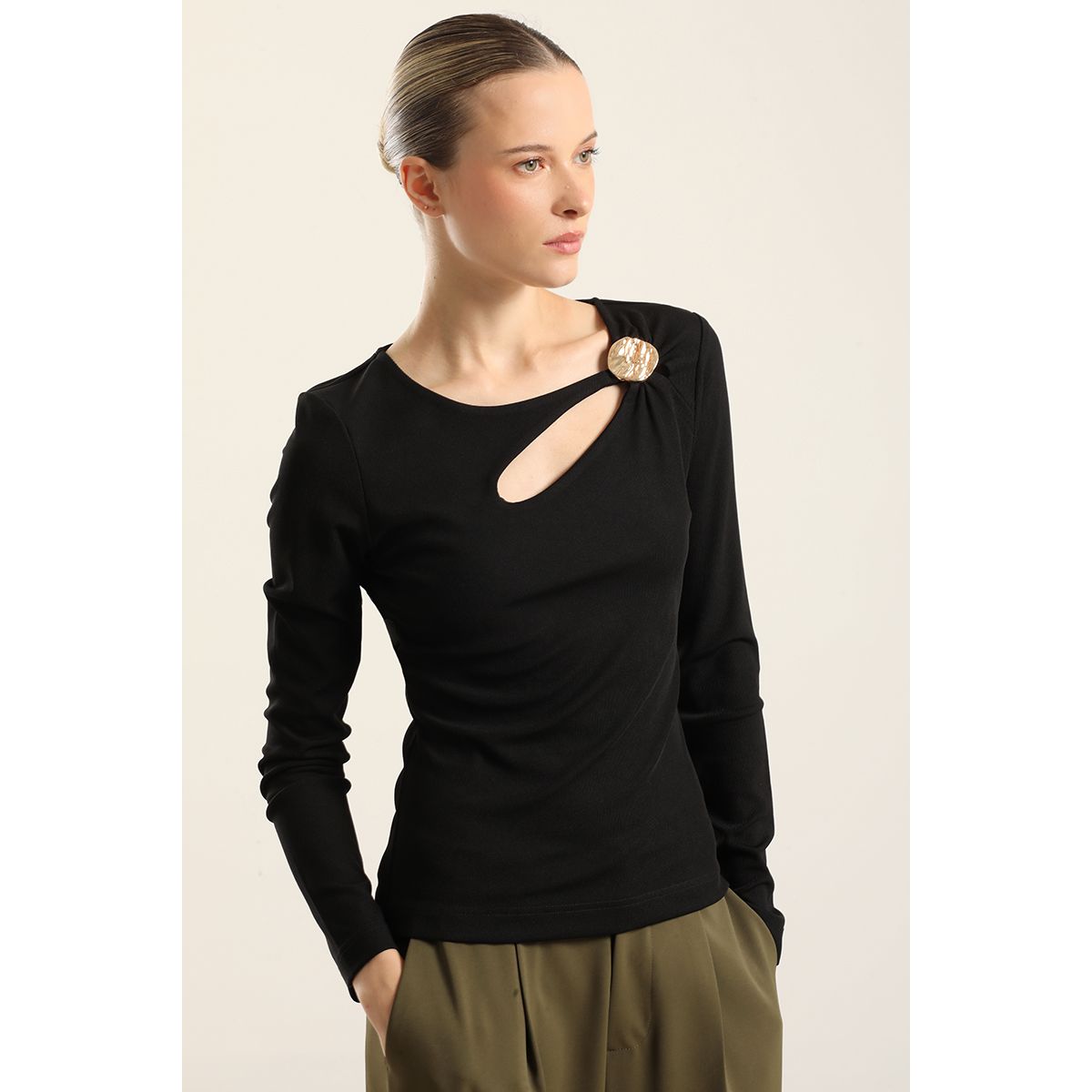 LIOLA - Top Herraje Metal, Cut Out, Negro Liola