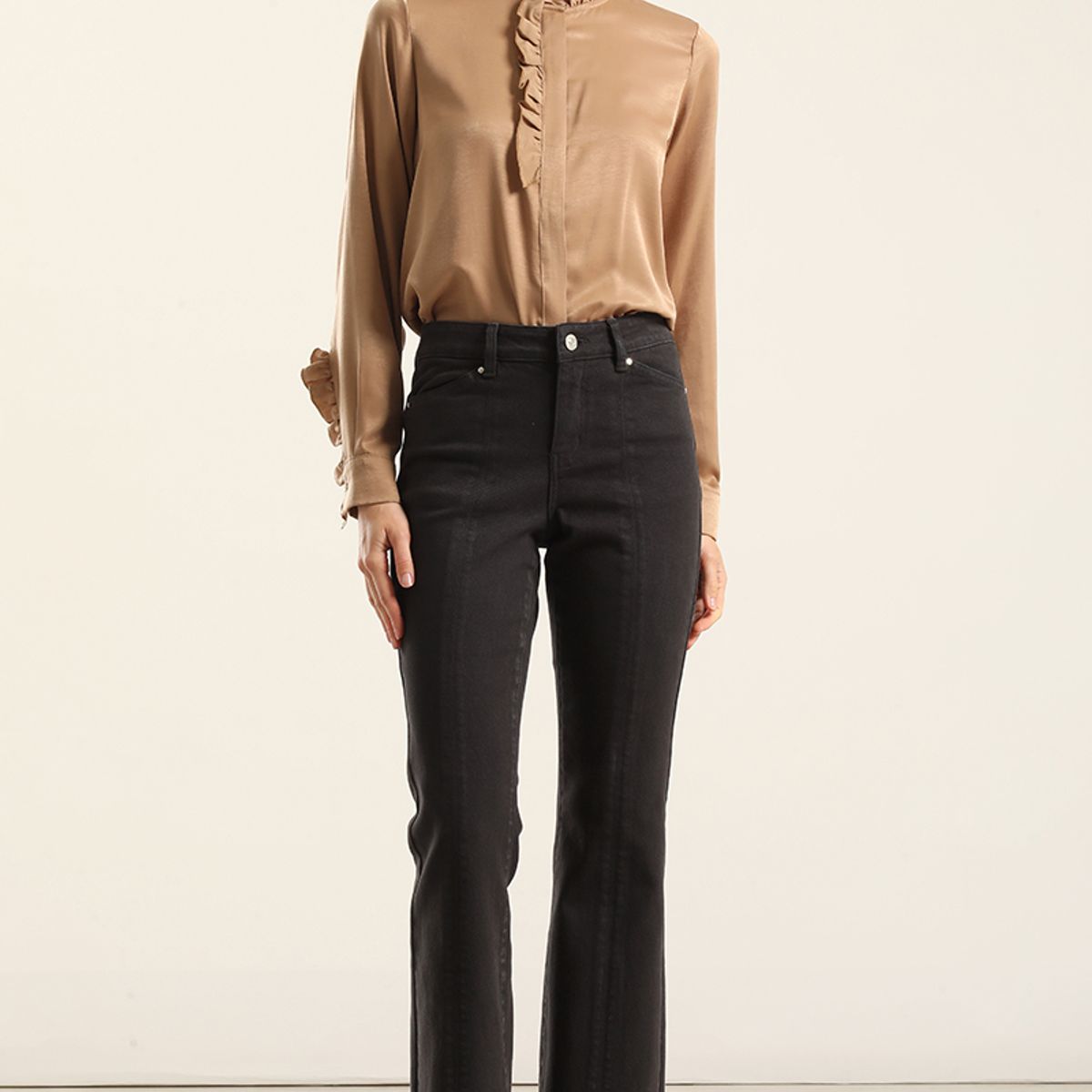 LIOLA - Jeans Color Bootcut, Negro Liola