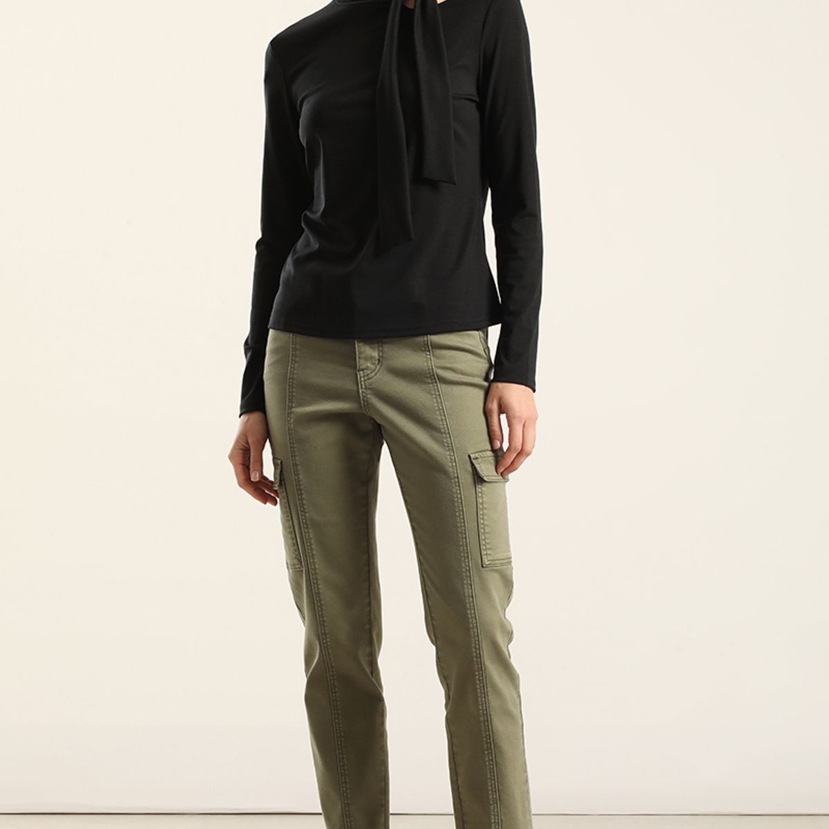 LIOLA - Top Cuello Fantasia Lazada, Negro Liola