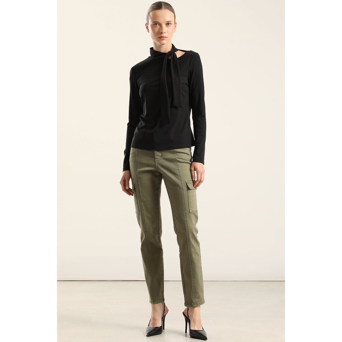 LIOLA - Top Cuello Fantasia Lazada, Negro Liola