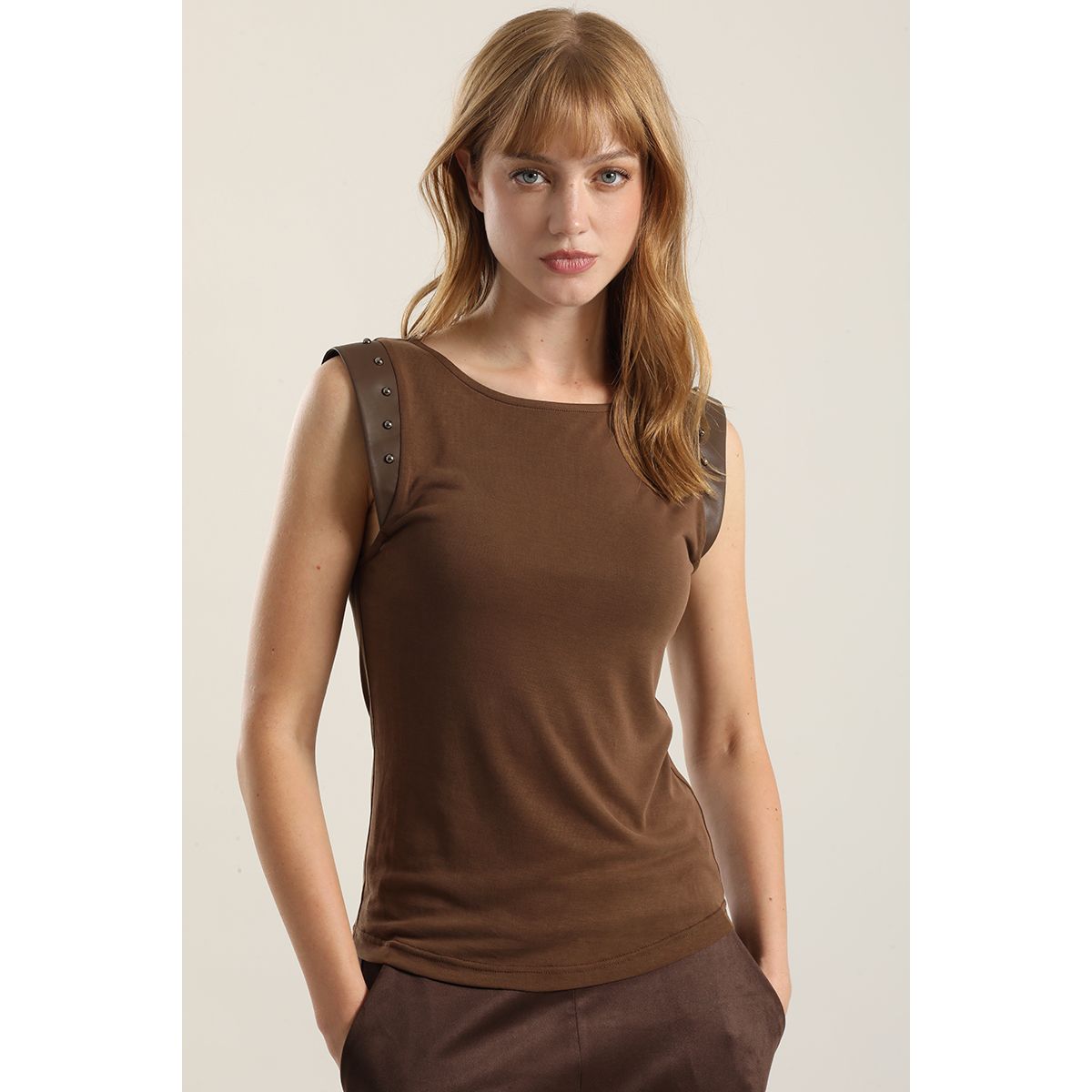 LIOLA - Polera Aplicacion Tachas, Chocolate Liola
