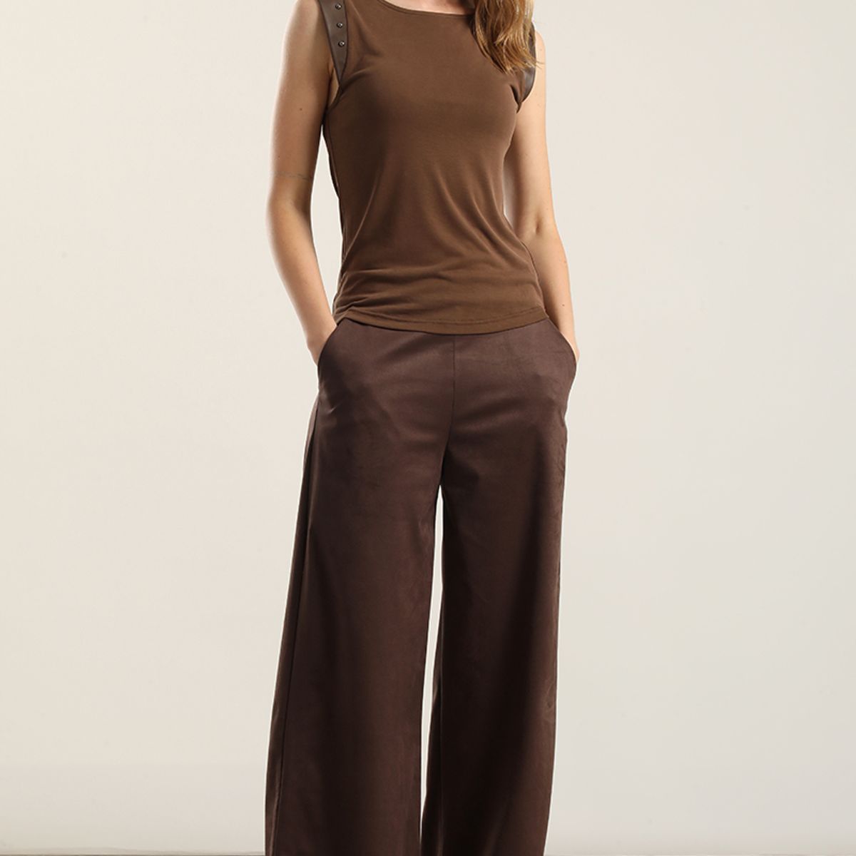 LIOLA - Polera Aplicacion Tachas, Chocolate Liola