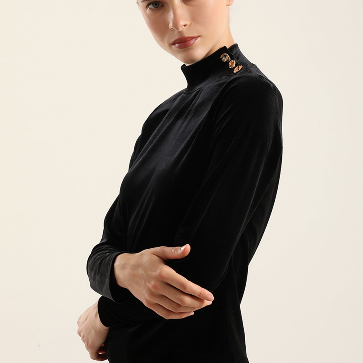 LIOLA - Top Velvet, Botones Fantasia, Negro Liola
