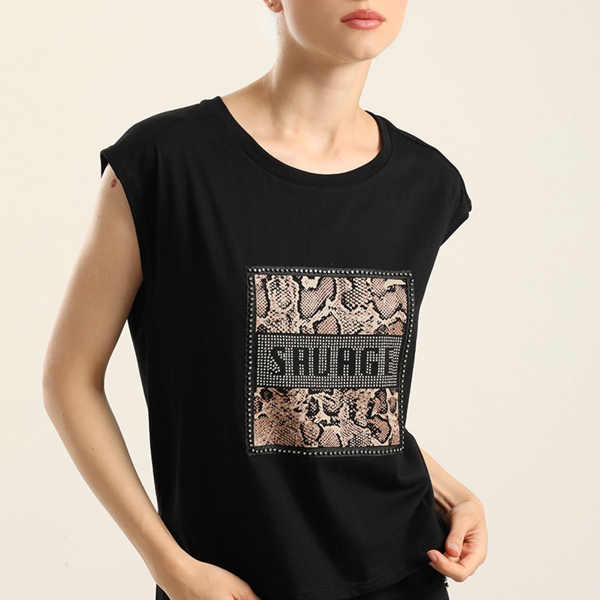 LIOLA - Polera Algodon  Aplicacion Savage, Negro Liola