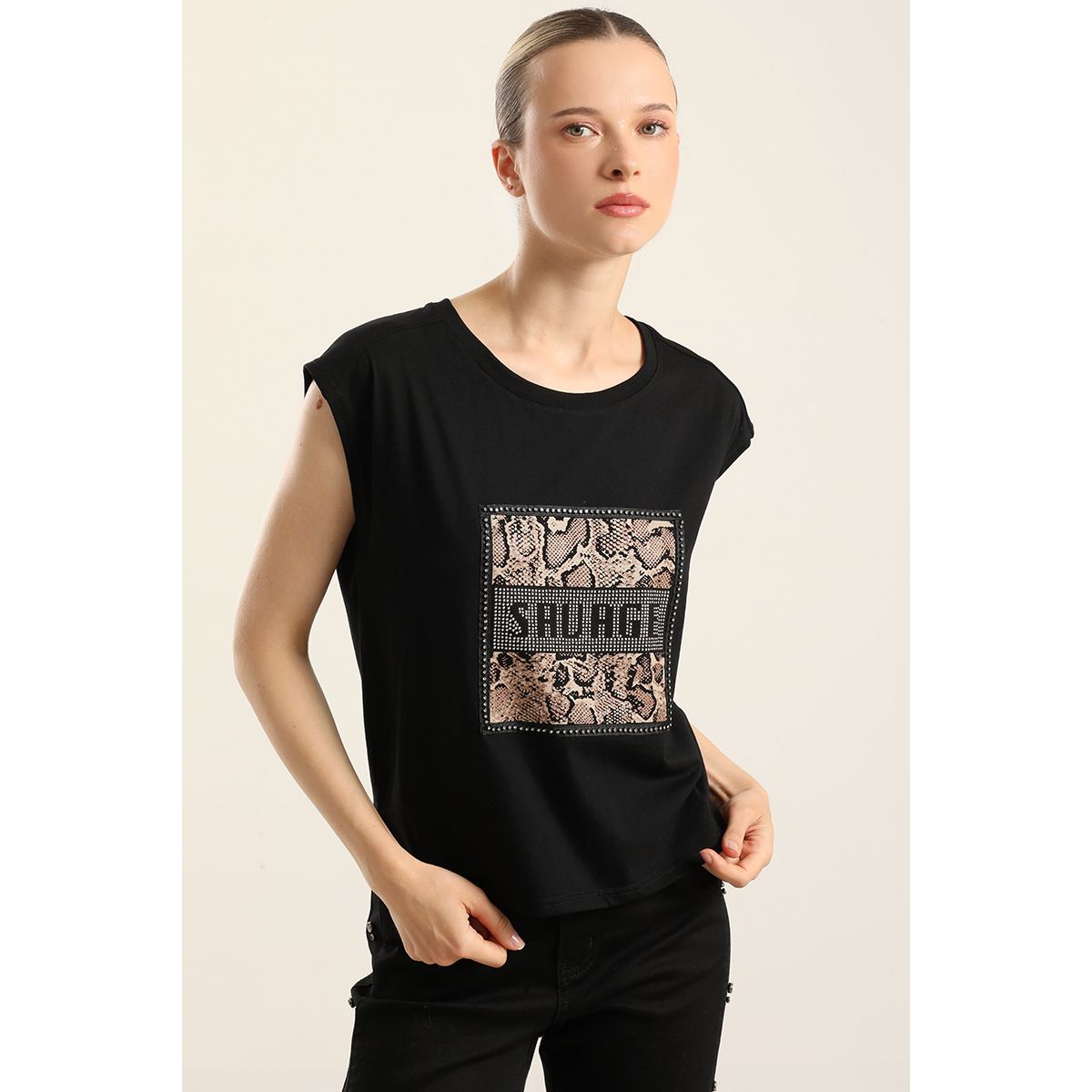 LIOLA - Polera Algodon  Aplicacion Savage, Negro Liola
