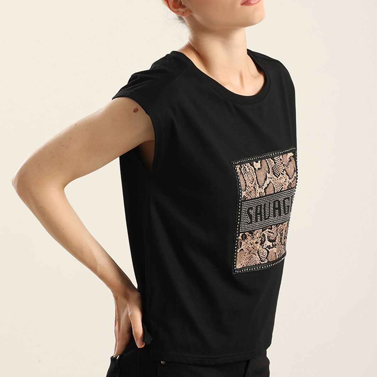 LIOLA - Polera Algodon  Aplicacion Savage, Negro Liola