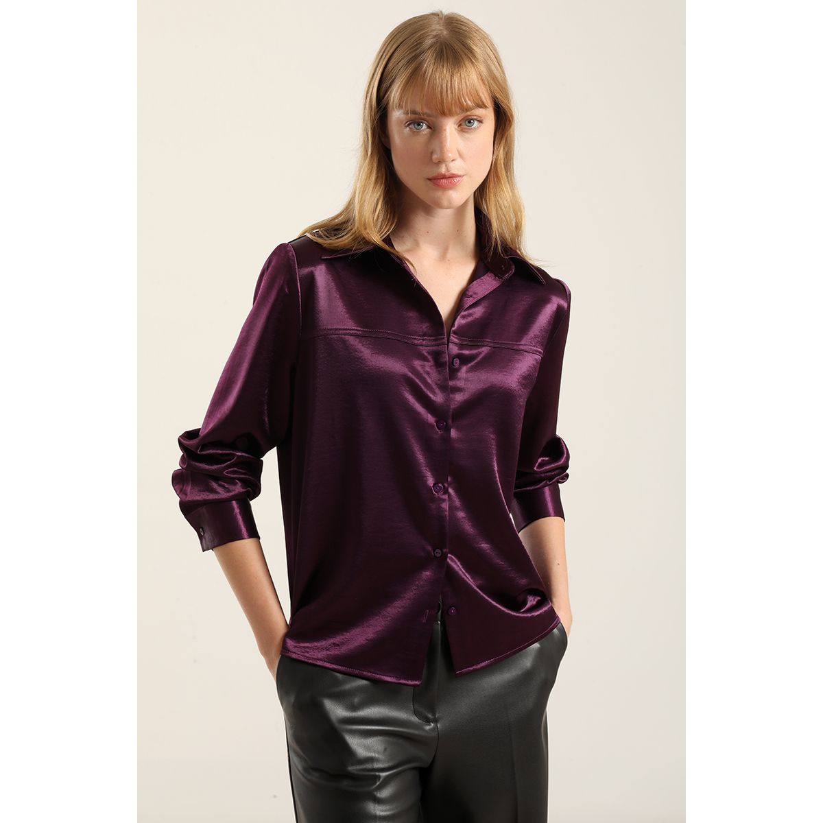 LIOLA - Blusa Semirecta Satin. Ciruela Liola