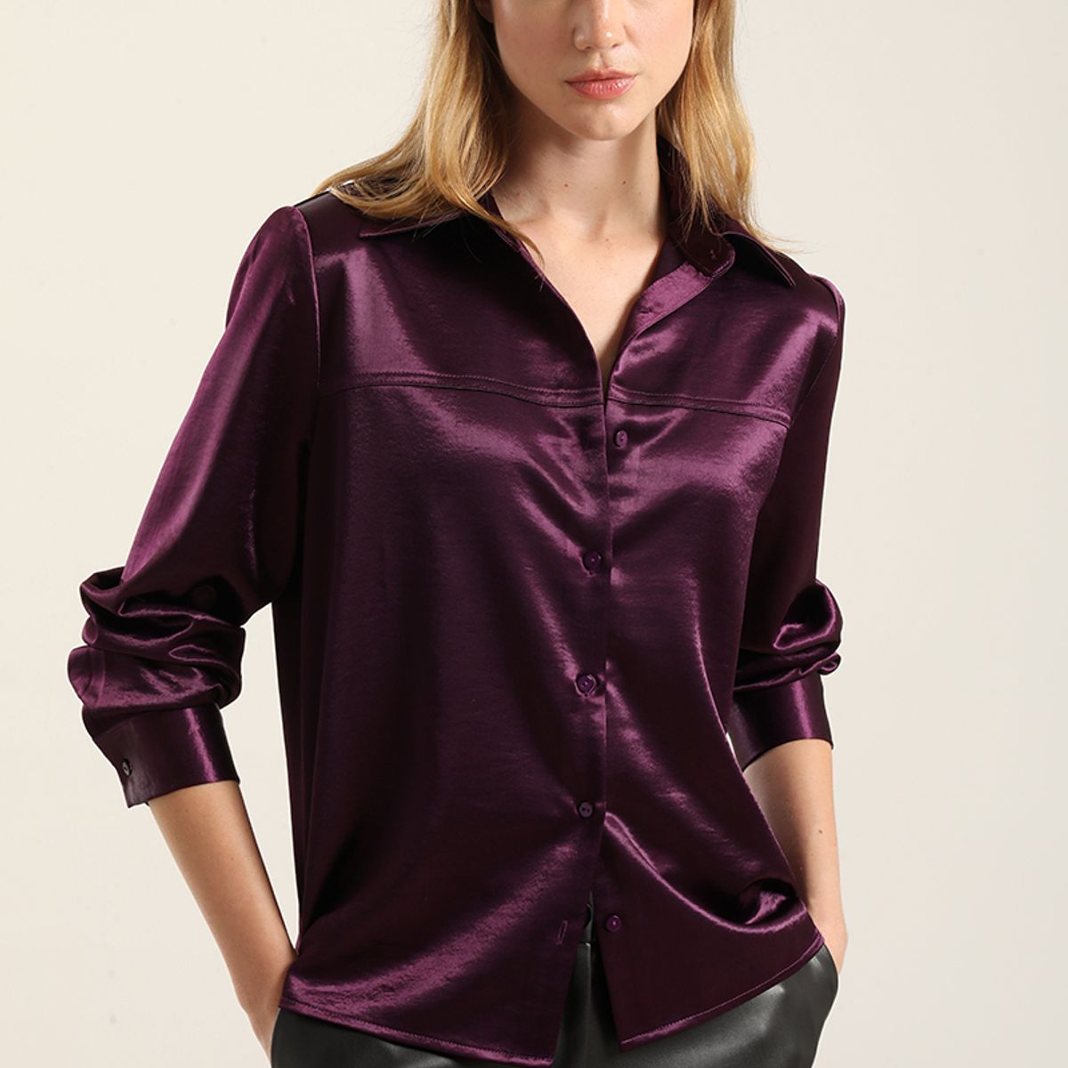LIOLA - Blusa Semirecta Satin. Ciruela Liola