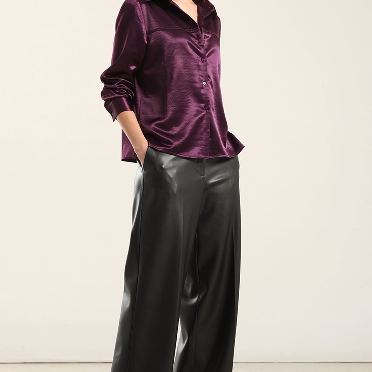LIOLA - Blusa Semirecta Satin. Ciruela Liola