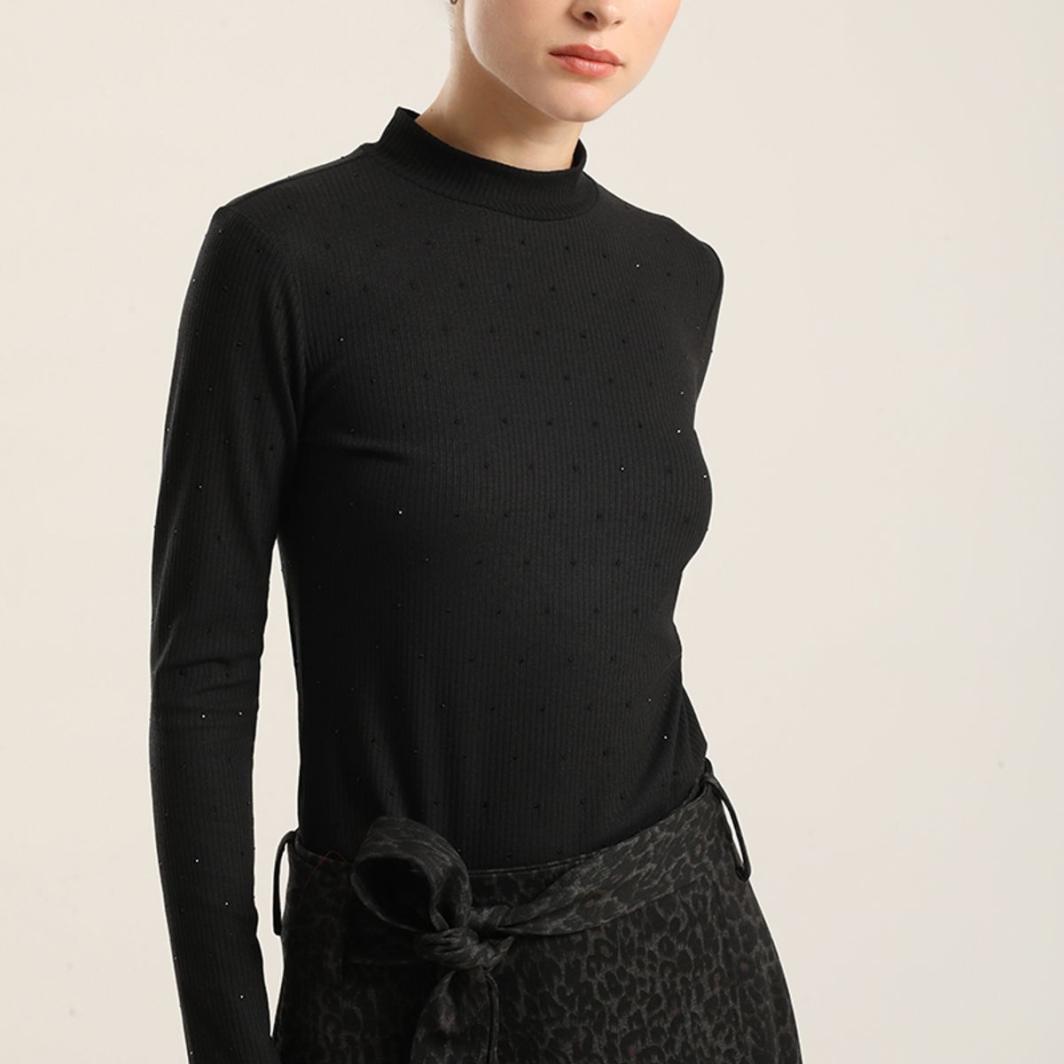 LIOLA - Top Strass Cuello Subido, Negro Liola