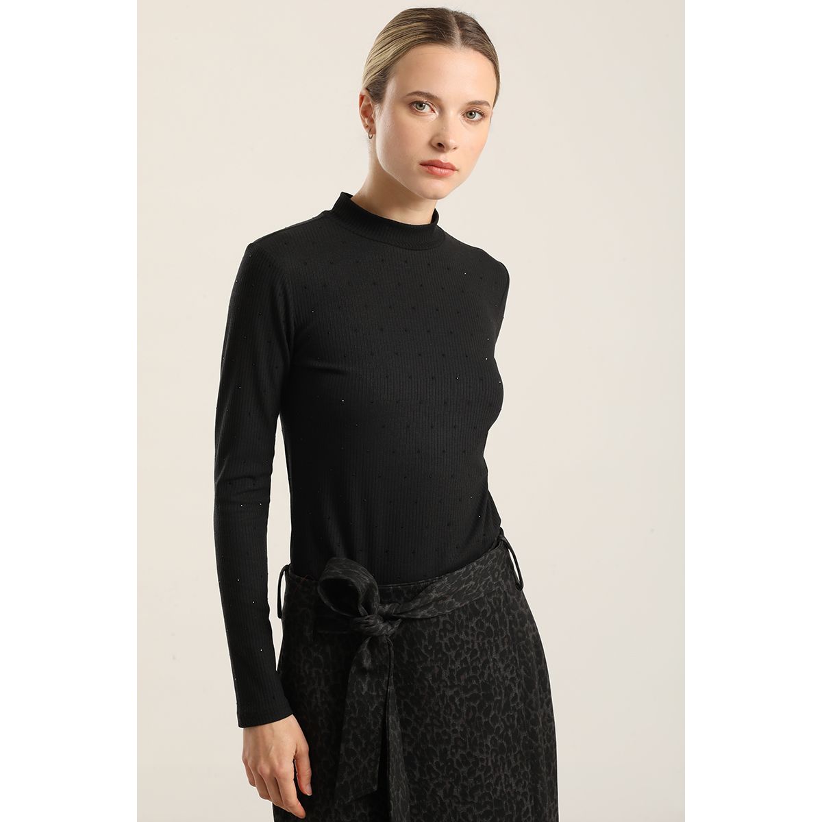 LIOLA - Top Strass Cuello Subido, Negro Liola