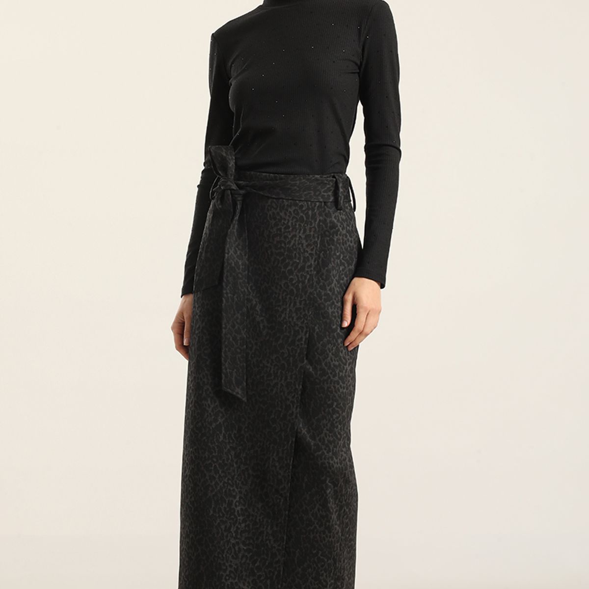 LIOLA - Top Strass Cuello Subido, Negro Liola