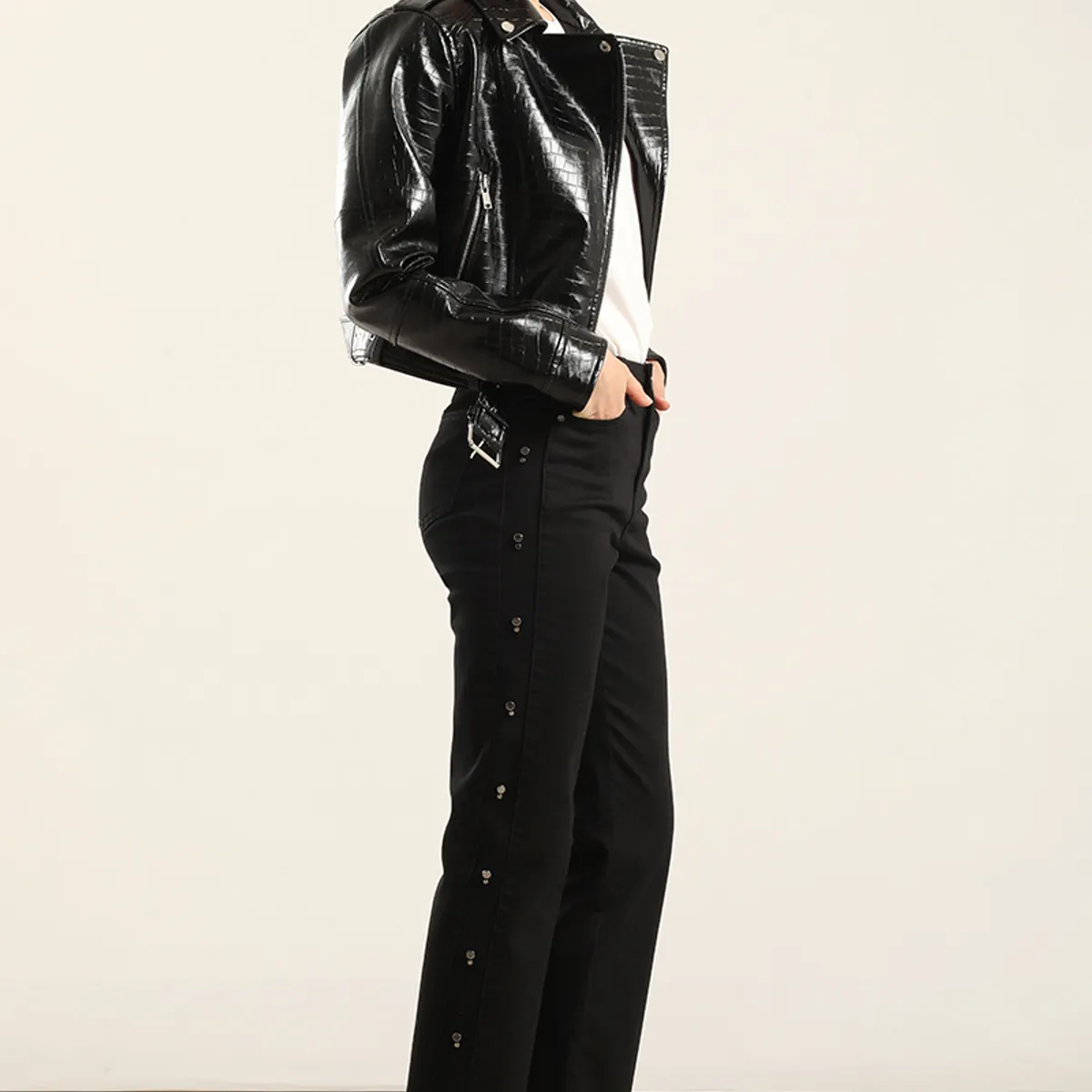 LIOLA - Jeans Color Slim Tachas, Negro Liola