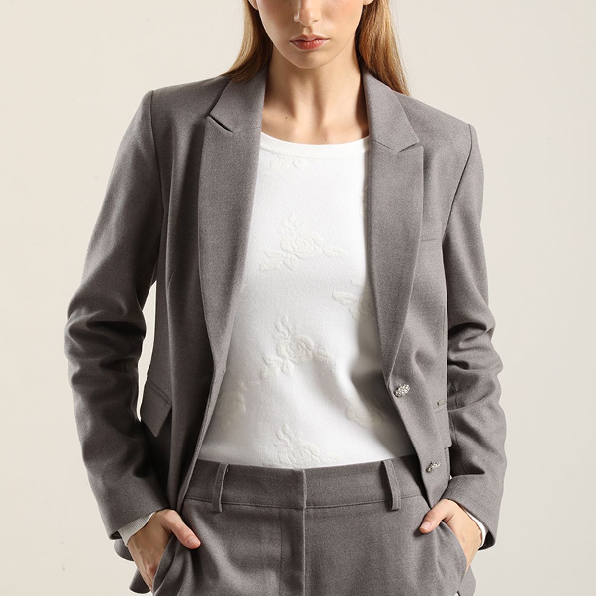 LIOLA - Blazer Boton Joya, Gris Liola