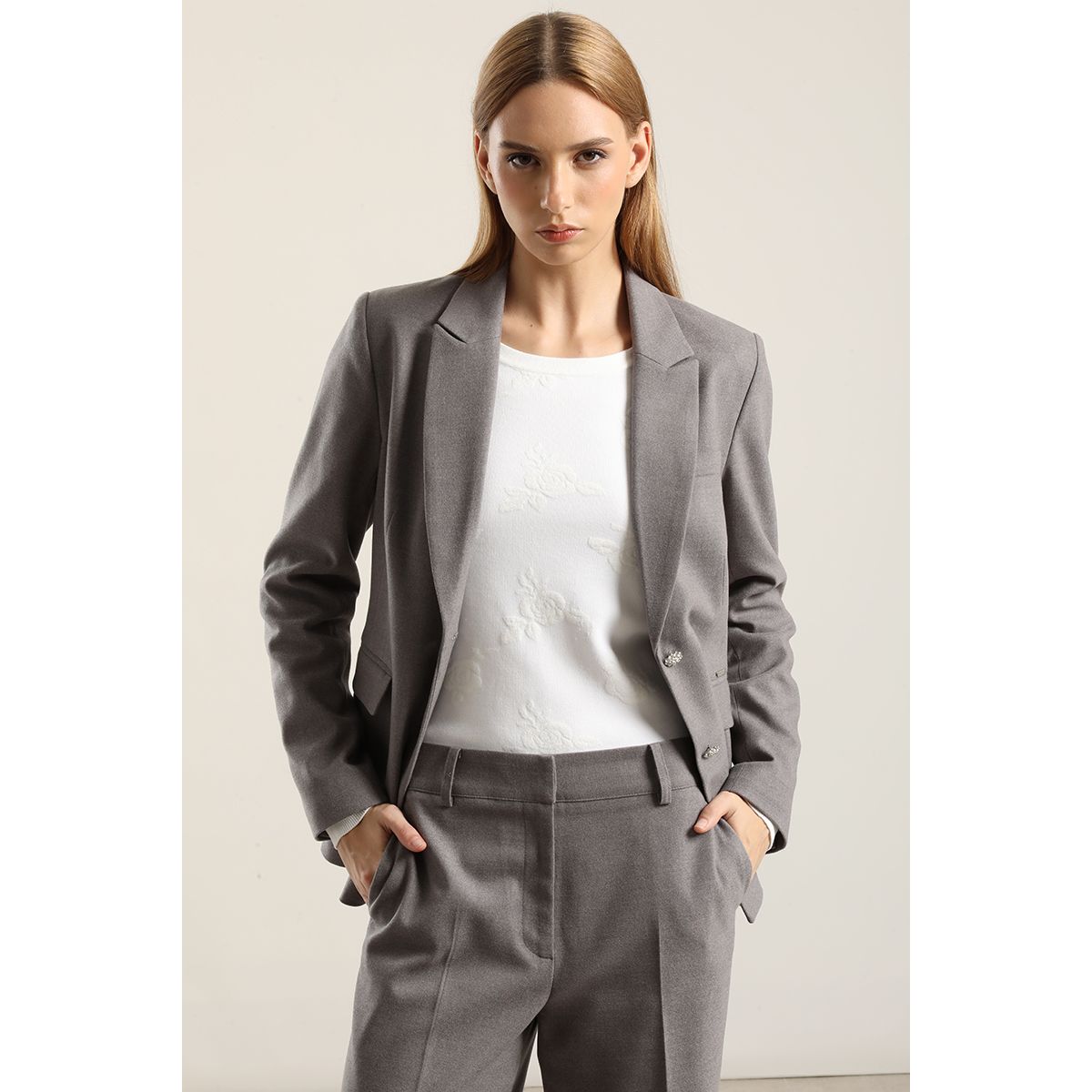 LIOLA - Blazer Boton Joya, Gris Liola